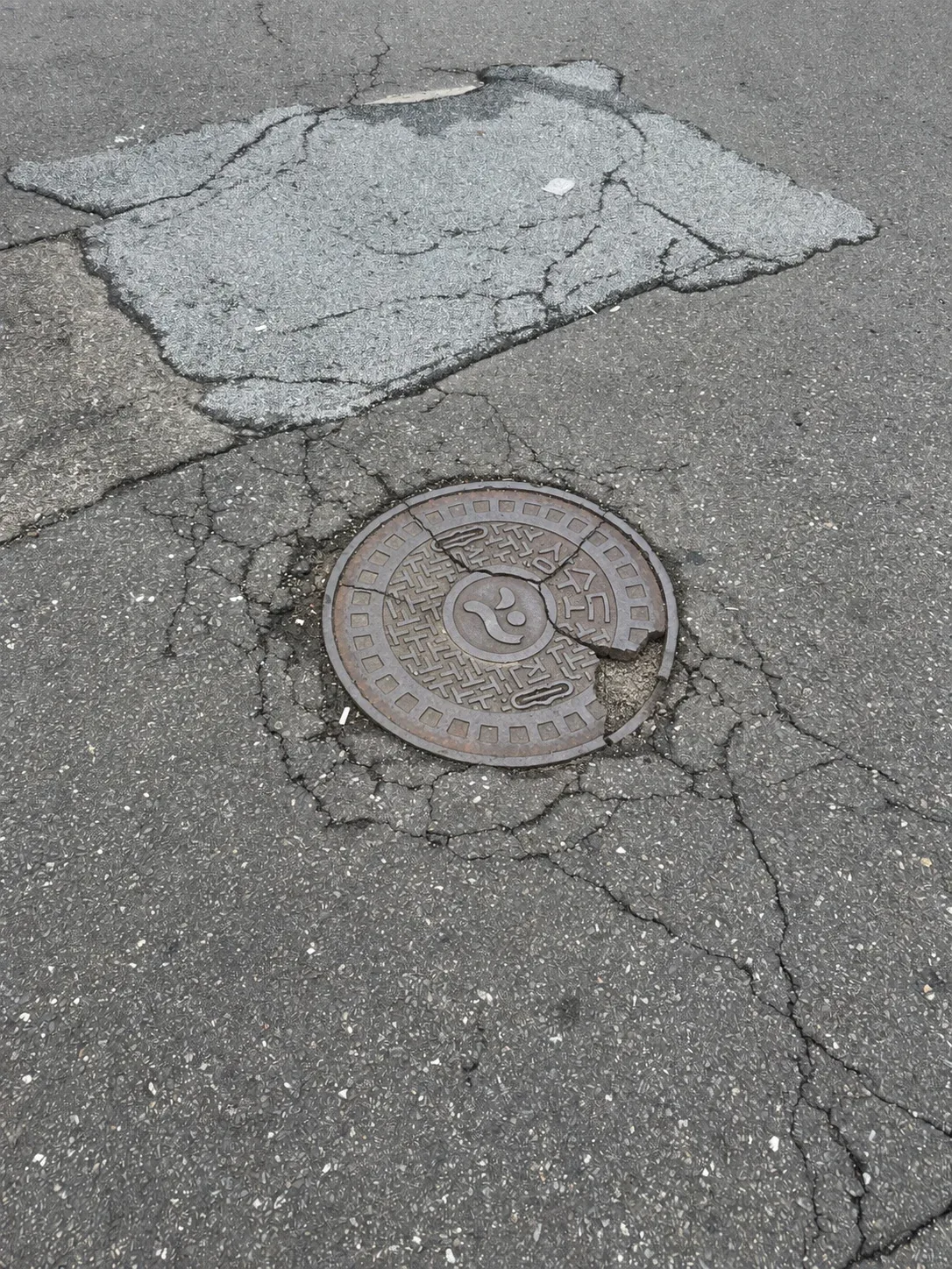 모서리가 갈라진 오수맨홀뚜껑 파손 현장